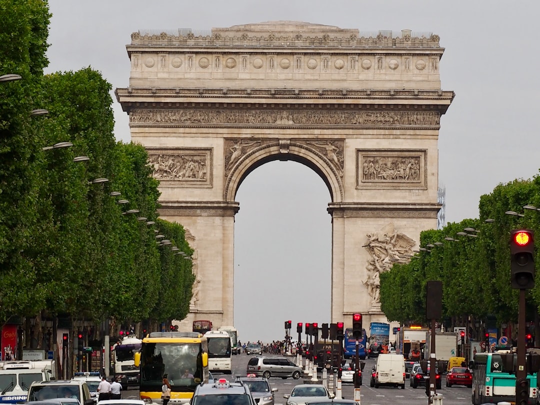 Arc de Triomphe du Carrousel : Un Pont entre Histoire et Beauté - Pl. du Carrousel | Secret World Trip Planner