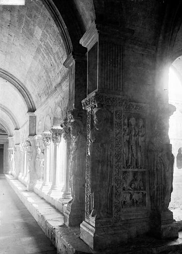 Chiostro San Trofimo: Um Tesouro Escondido em Arles - 20 Rue du Cloître | Secret World Trip Planner