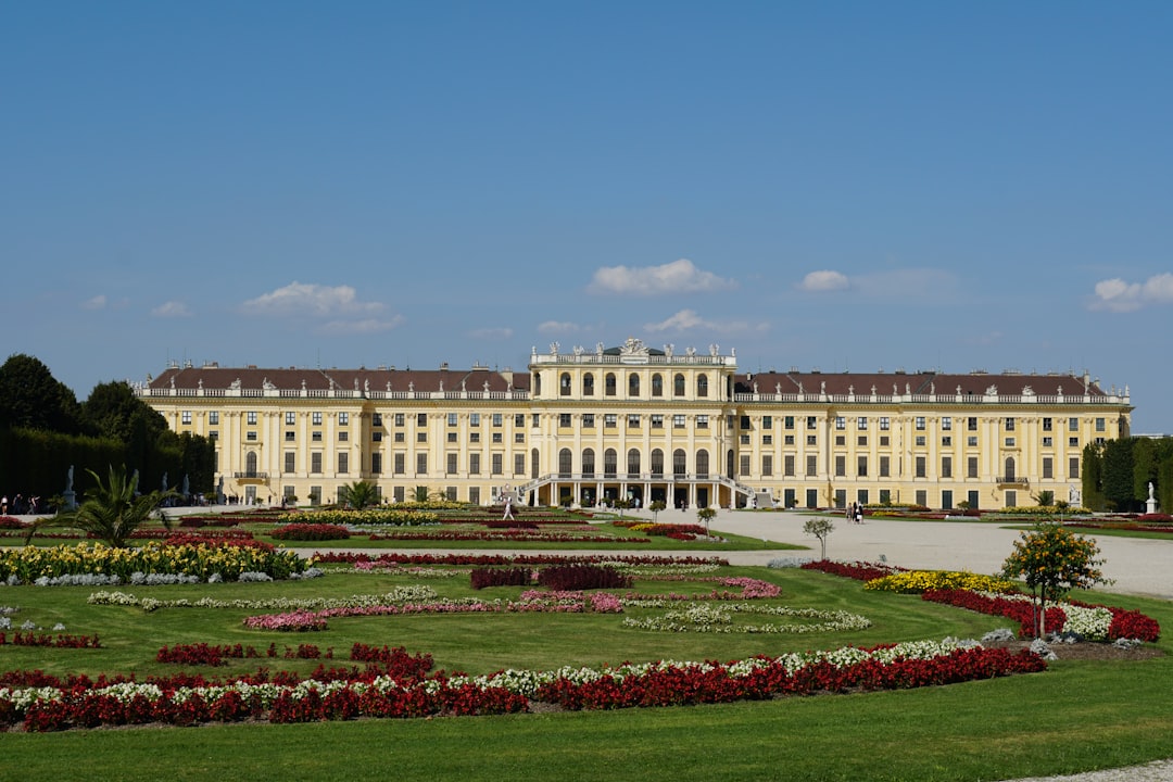 Panorami Incantevoli al Parco del Castello di Schönbrunn - Schönbrunner Schloßstraße 47 | Secret World Trip Planner