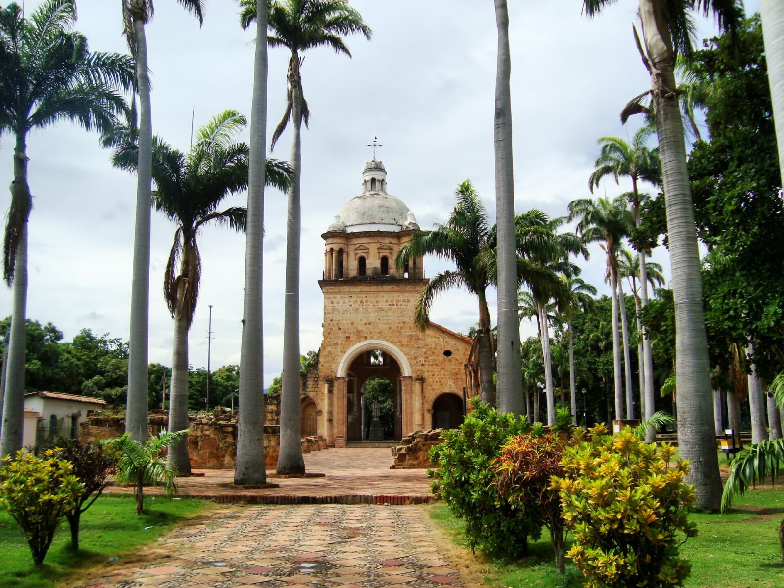 À la découverte du Templo Histórico de Villa del Rosario - Villa Del Rosario | Secret World Trip Planner
