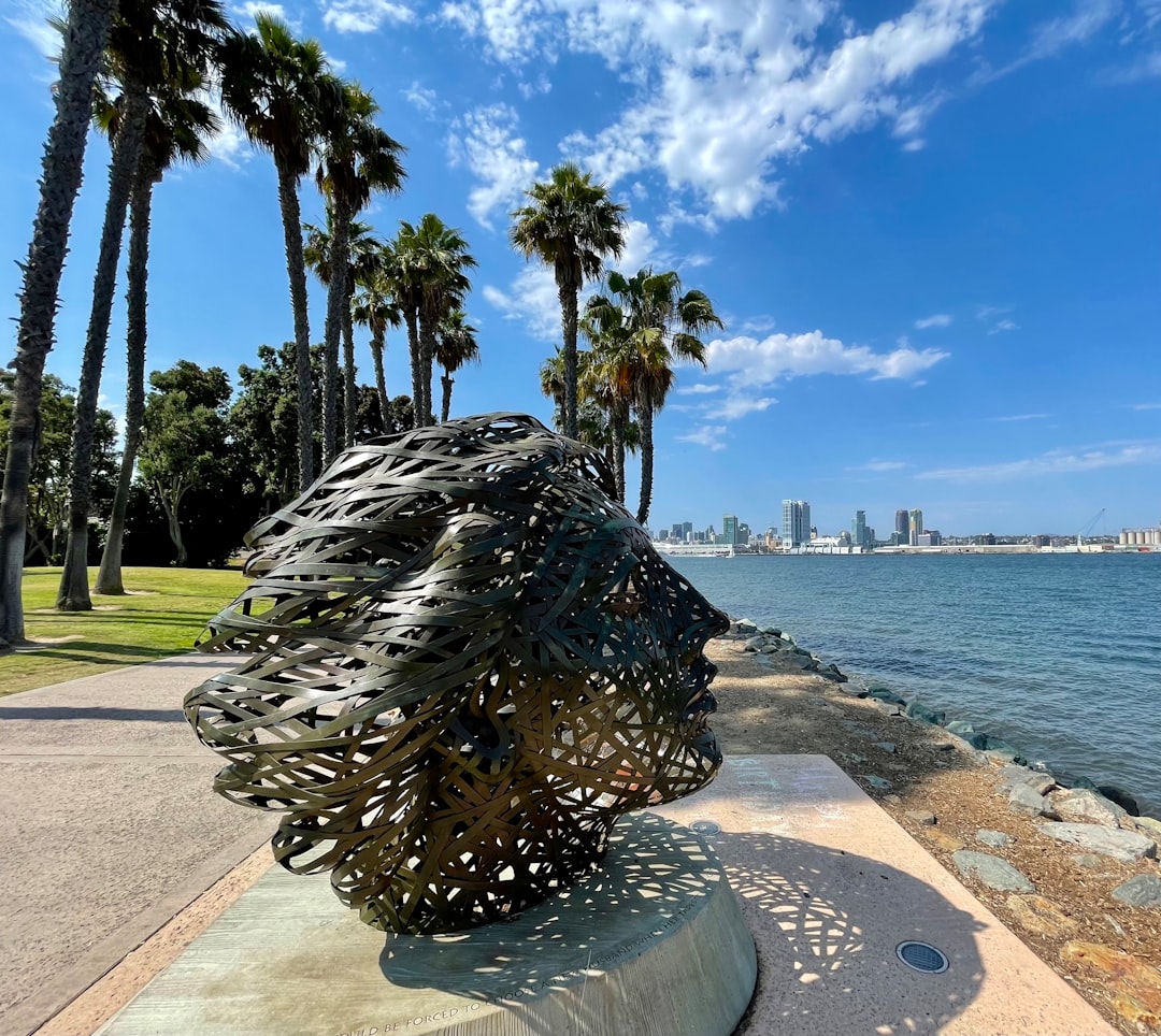 Sculture sul Mare: Arte e Natura a Surry Hills - 302/61 Marlborough St | Secret World Trip Planner