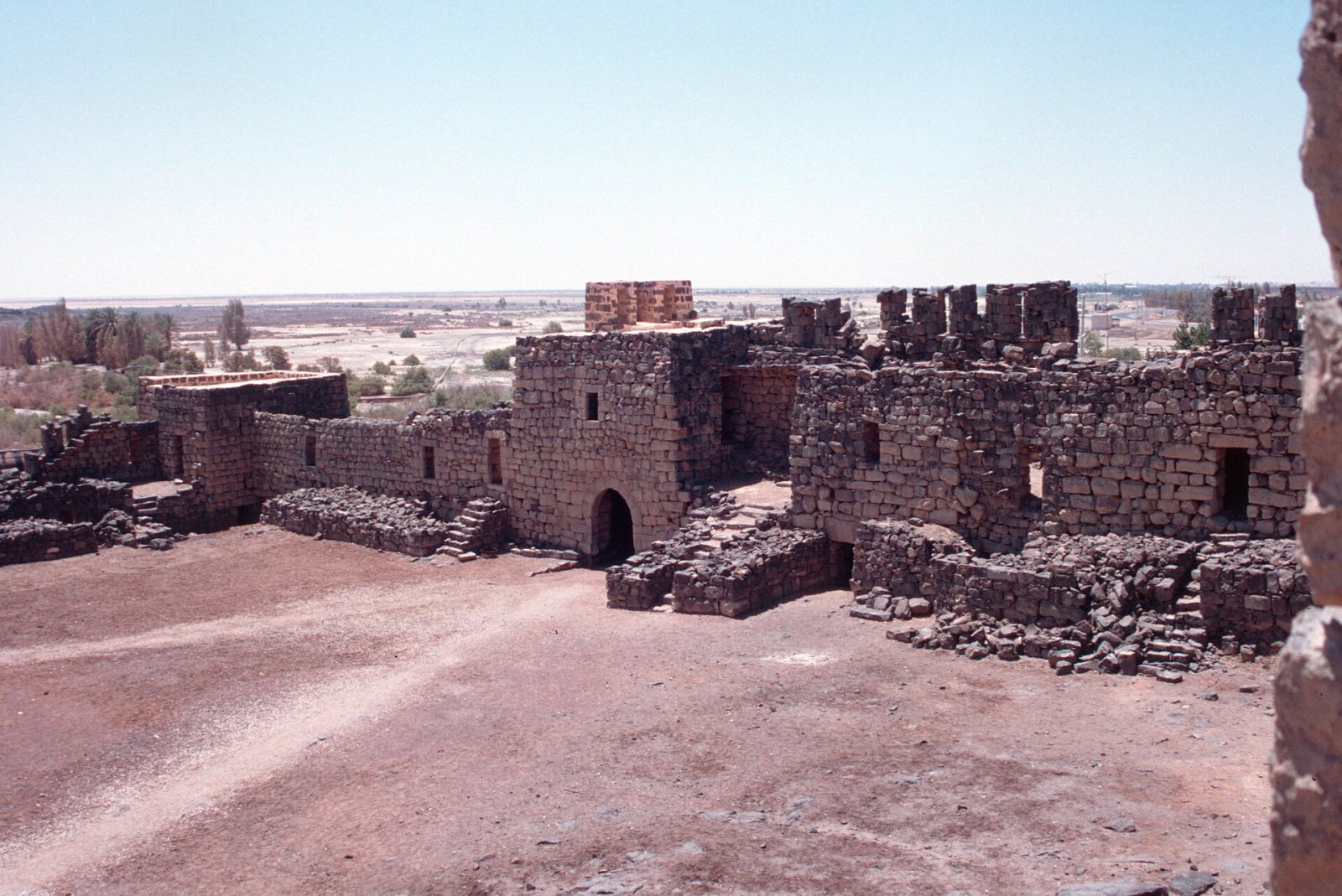 Scopri Qasr Al-Azraq: La Fortezza Blu della Giordania - VRJG+3X6 | Secret World Trip Planner