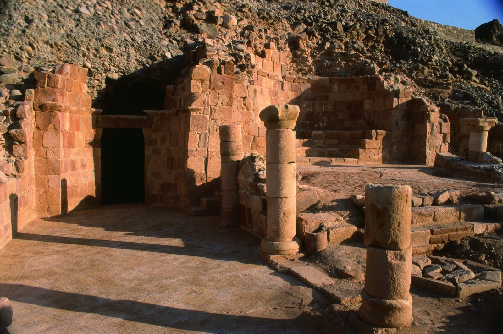 Erkunde die Höhle von Lot: Eine Reise in die Geschichte Jordaniens - 2GW3+P4 Gawr as-Safi | Secret World Trip Planner
