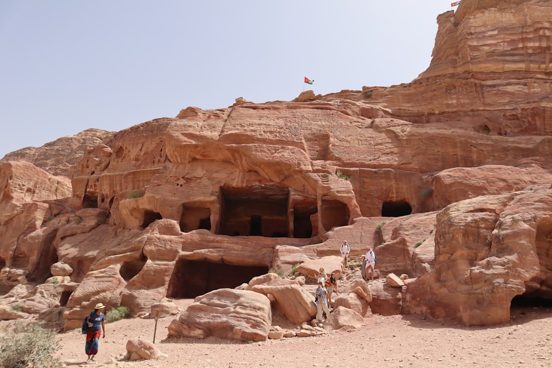 Erkunde die Höhle von Lot: Eine Reise in die Geschichte Jordaniens - 2GW3+P4 Gawr as-Safi | Secret World Trip Planner