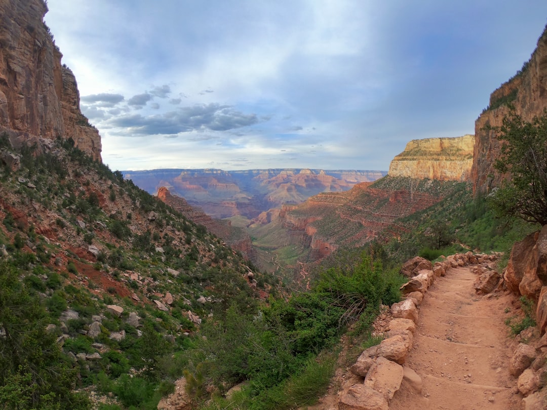 Descubre el Rim Trail: Un Viaje Inolvidable en el Gran Cañón - Grand Canyon Village | Secret World Trip Planner