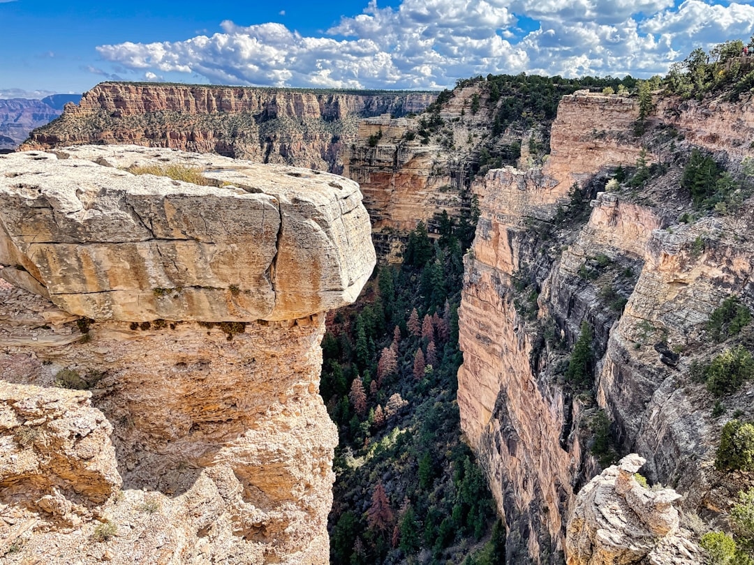 Descubre el Rim Trail: Un Viaje Inolvidable en el Gran Cañón - Grand Canyon Village | Secret World Trip Planner