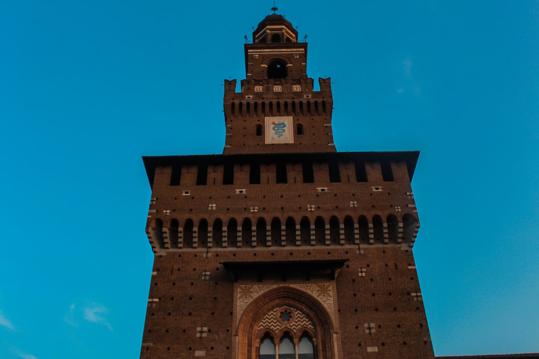 Descubra o Castelo Sforzesco: tesouros em Milão - Piazza Castello | Secret World Trip Planner