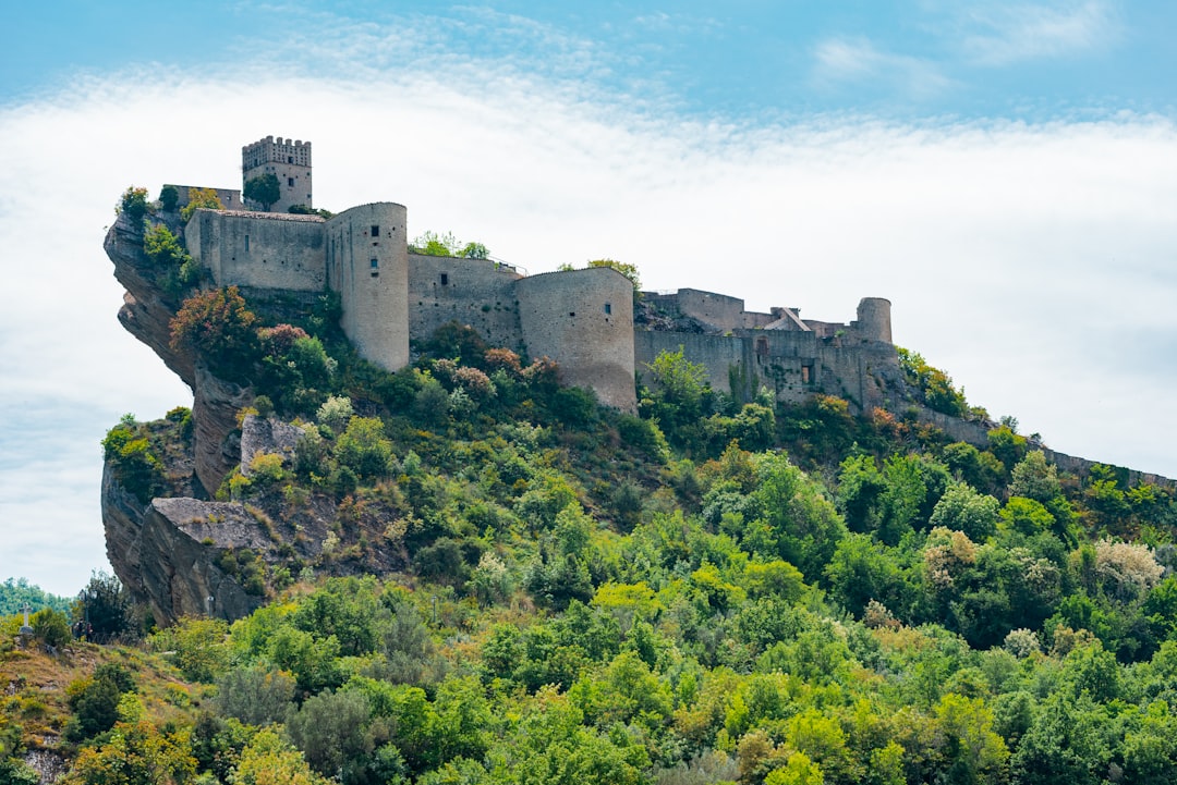 Castello Medieval de Roccascalegna: Un viaje en el tiempo - Piazza Umberto I | Secret World Trip Planner