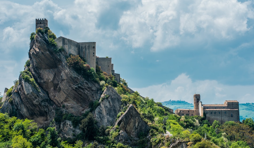 Castello Medieval de Roccascalegna: Un viaje en el tiempo - Piazza Umberto I | Secret World Trip Planner