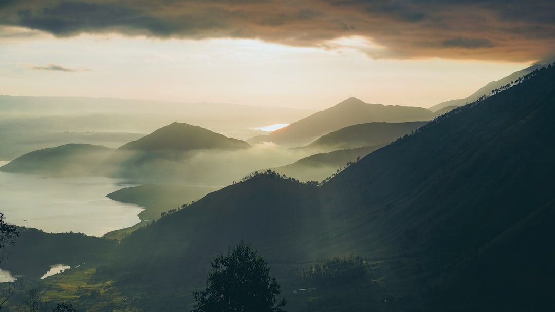 Parapat : Le Trésor Caché du Lac Toba — Simalungun Regency