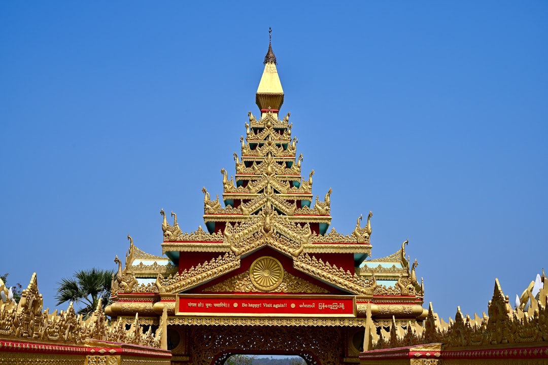 Scoprire il Tempio Buddista Shwenandaw a Mandalay - 2427+7G2 | Secret World Trip Planner