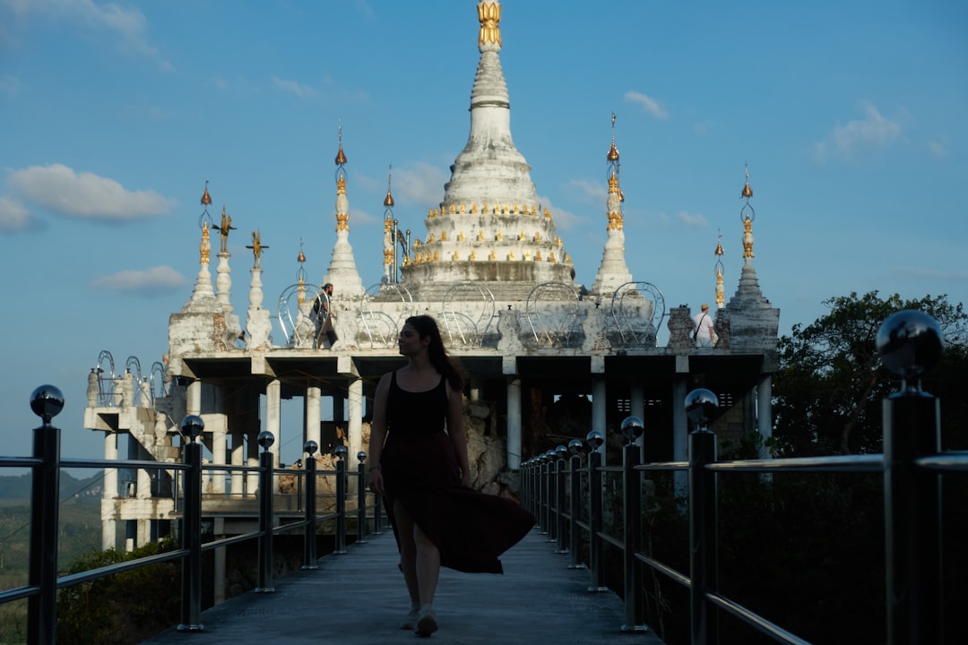 Scoprire il Tempio Buddista Shwenandaw a Mandalay - 2427+7G2 | Secret World Trip Planner