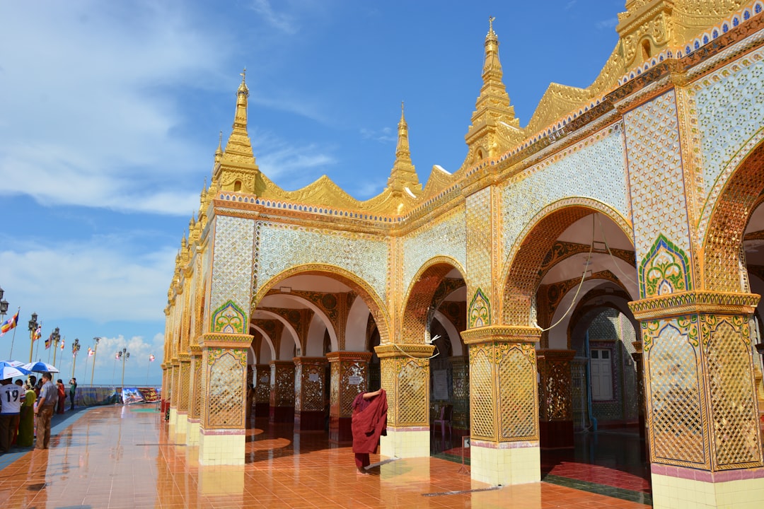 Découvrez le Temple Bouddhiste Shwenandaw à Mandalay — 2427+7G2
