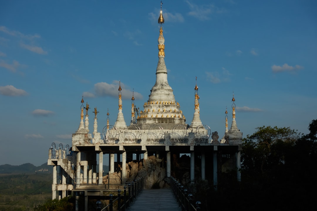 Découvrez le Temple Bouddhiste Shwenandaw à Mandalay - 2427+7G2 | Secret World Trip Planner
