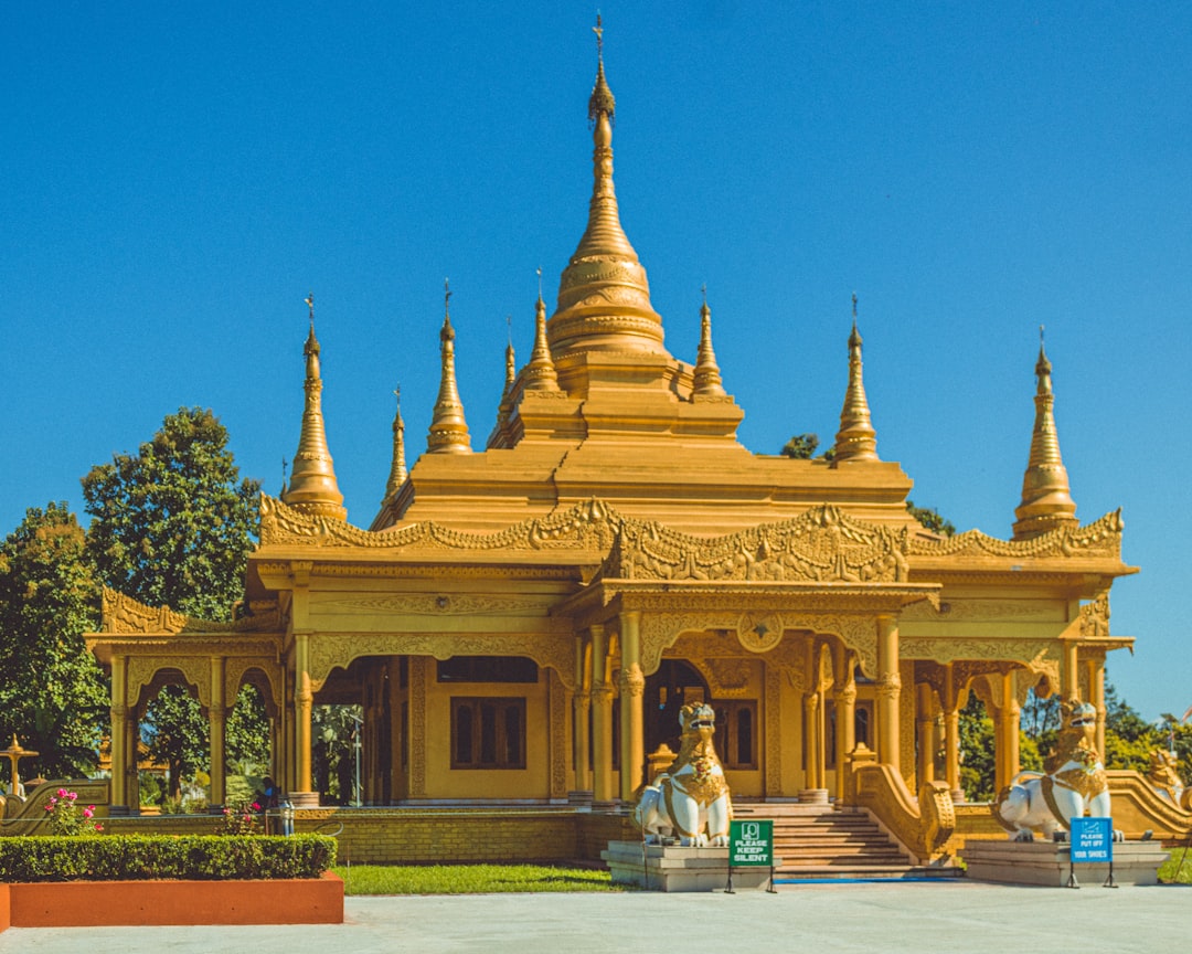 Descubre el Templo Budista Shwenandaw en Mandalay - 2427+7G2 | Secret World Trip Planner