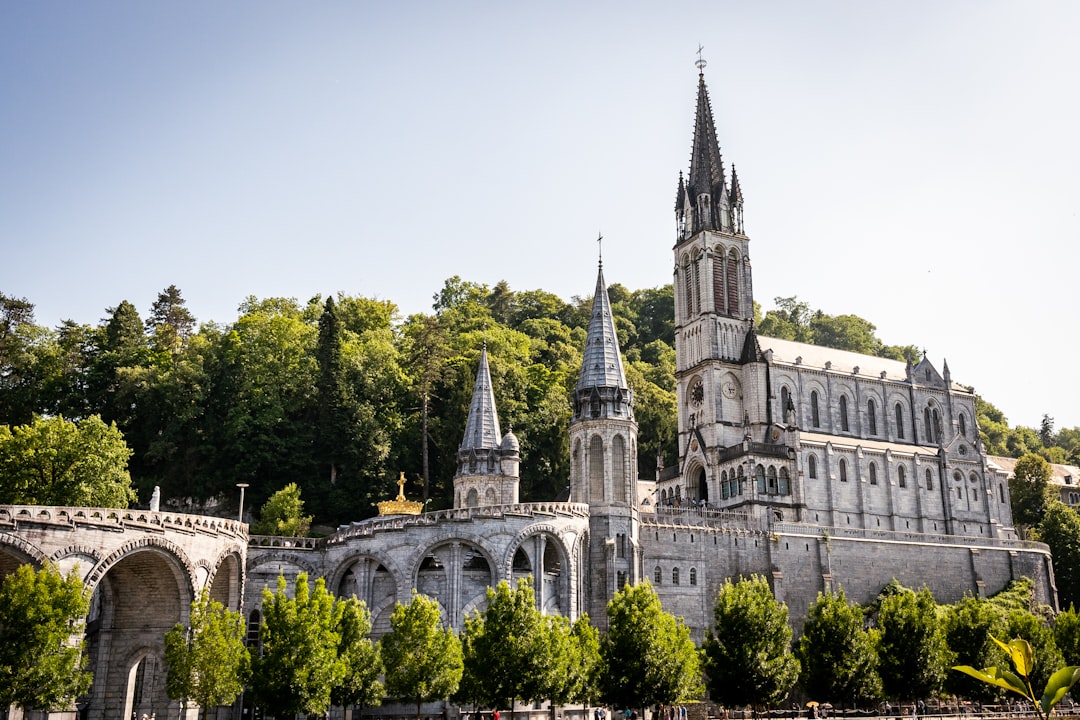 Descubre Lourdes: el corazón de la espiritualidad mariana en Francia