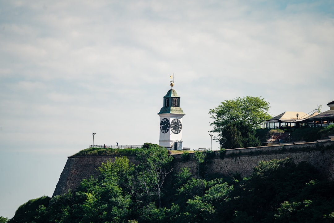 Descubre el Encanto del Reloj de la Fortaleza de Petrovaradin — Sat