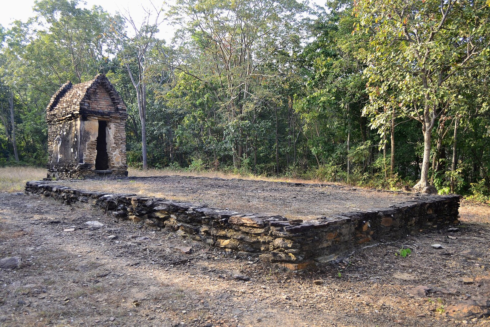 Исследование Ват Кхао Пхра Бат Ной: историческое сокровище Таиланда - Mueang Sukhothai District | Secret World Trip Planner