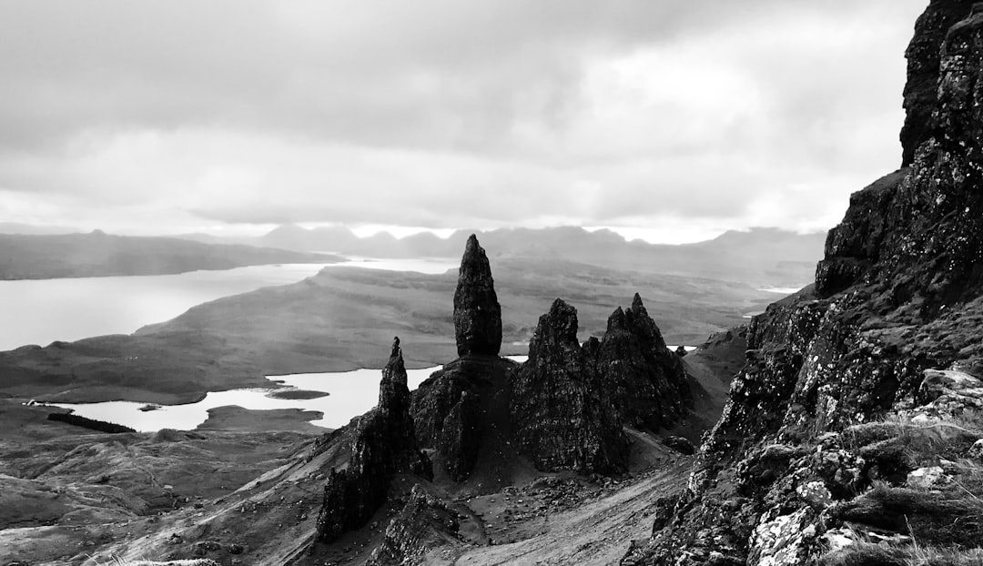 Vistas impresionantes en Portree: colores y naturaleza - Portree IV51 | Secret World Trip Planner