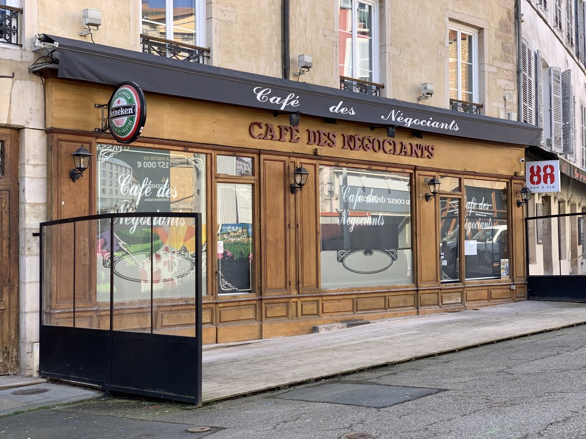 Кафе Негосиантов: Секретный уголок в Каруге - Rue de la Filature 29 | Secret World Trip Planner