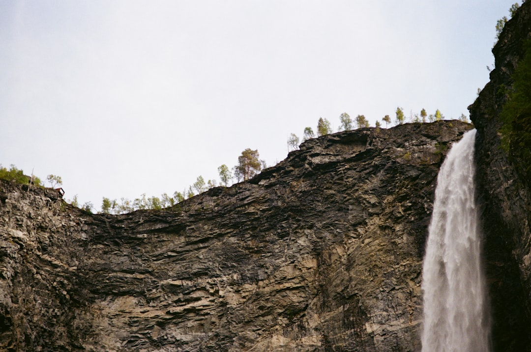 Scoprire Vettisfossen: La Maestosità delle Cascate Norvegesi - Utladalsvegen 1 | Secret World Trip Planner