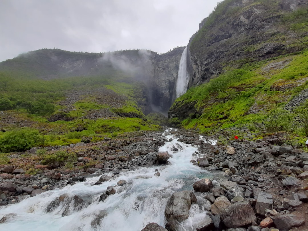 Descubre Vettisfossen: La Grandeza de las Cascadas Noruegas — Utladalsvegen 1