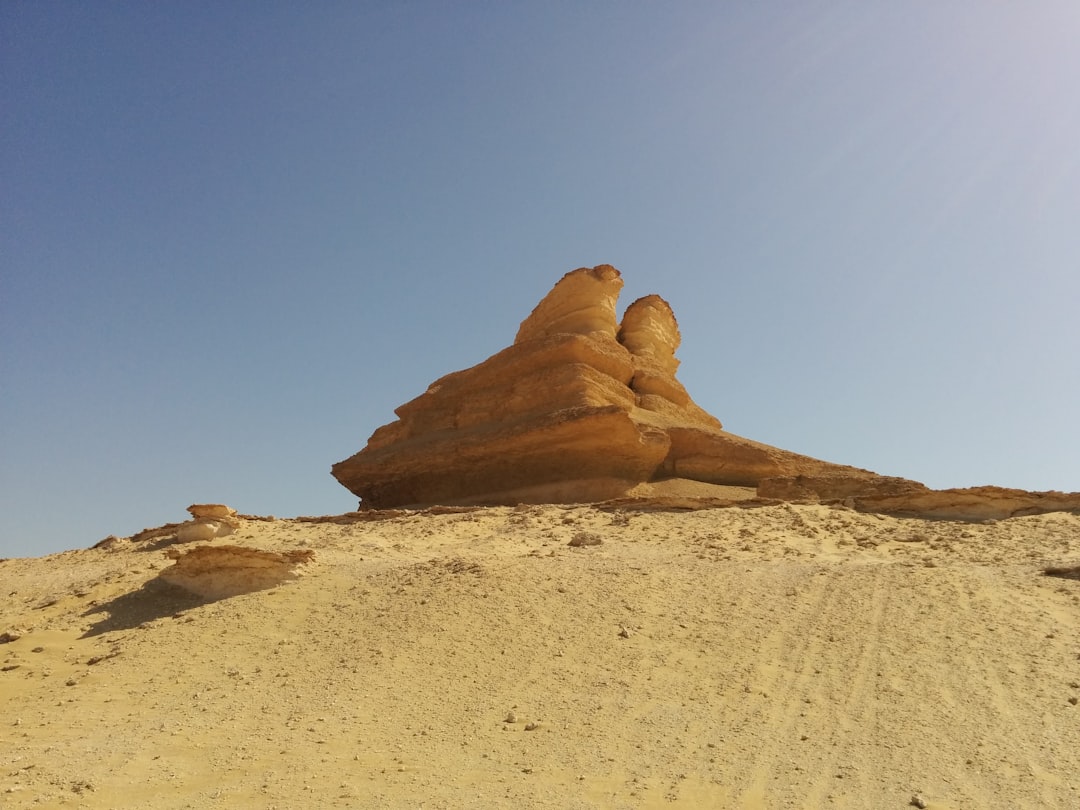 Mushroom Rock: Un Capolavoro della Natura in Egitto | Secret World Trip Planner