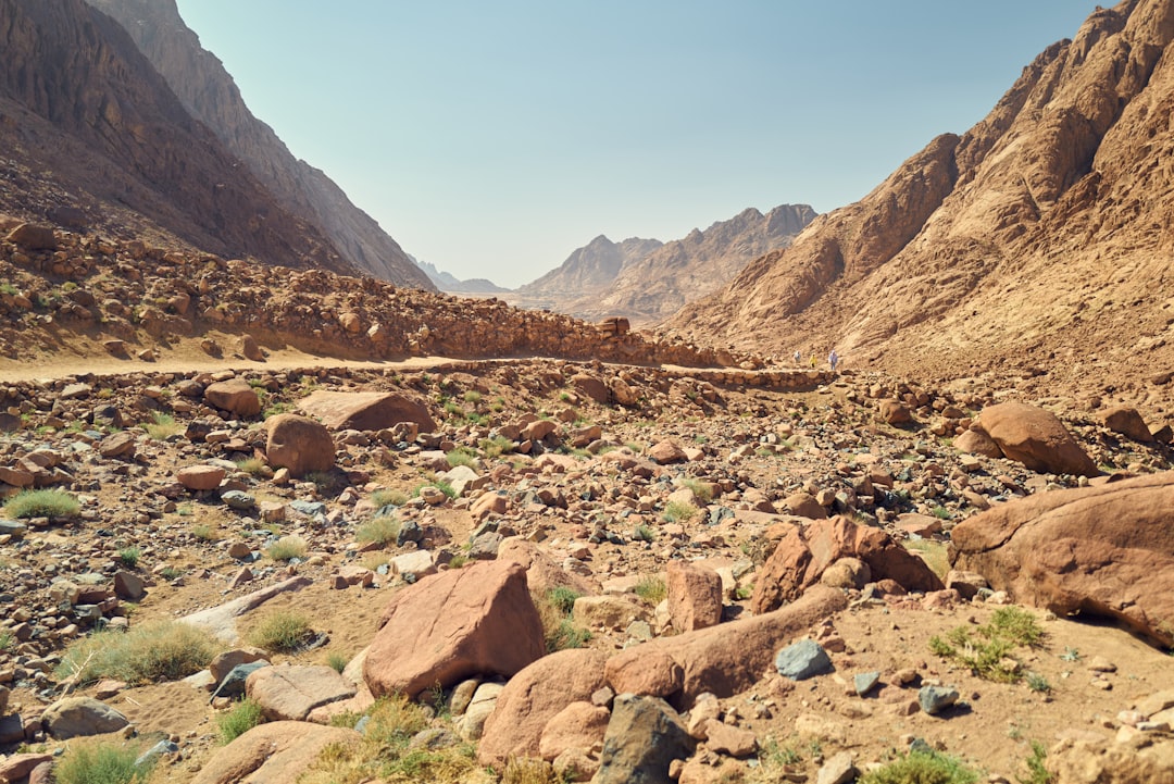 Scopri Jebel Wadi Lehama: un gioiello naturale in Egitto