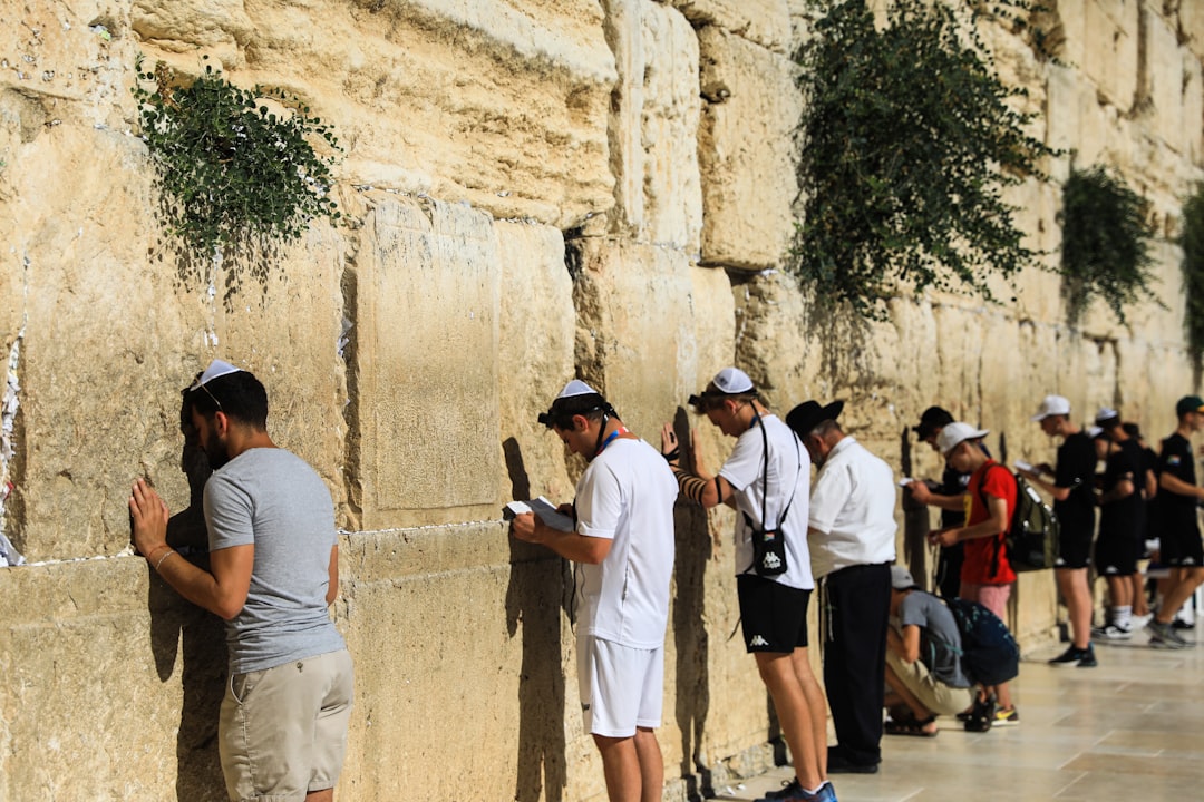 O Muro Ocidental: História e Sacralidade em Jerusalém - The Western Wall | Secret World Trip Planner