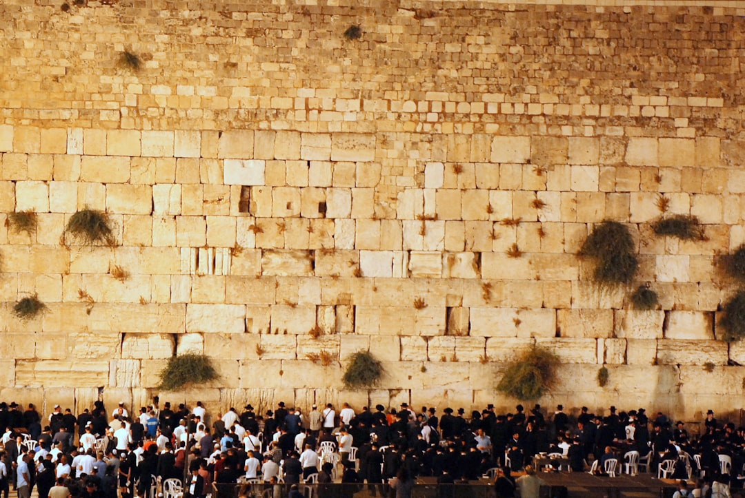 西壁：エルサレムの聖性と歴史 - The Western Wall | Secret World Trip Planner