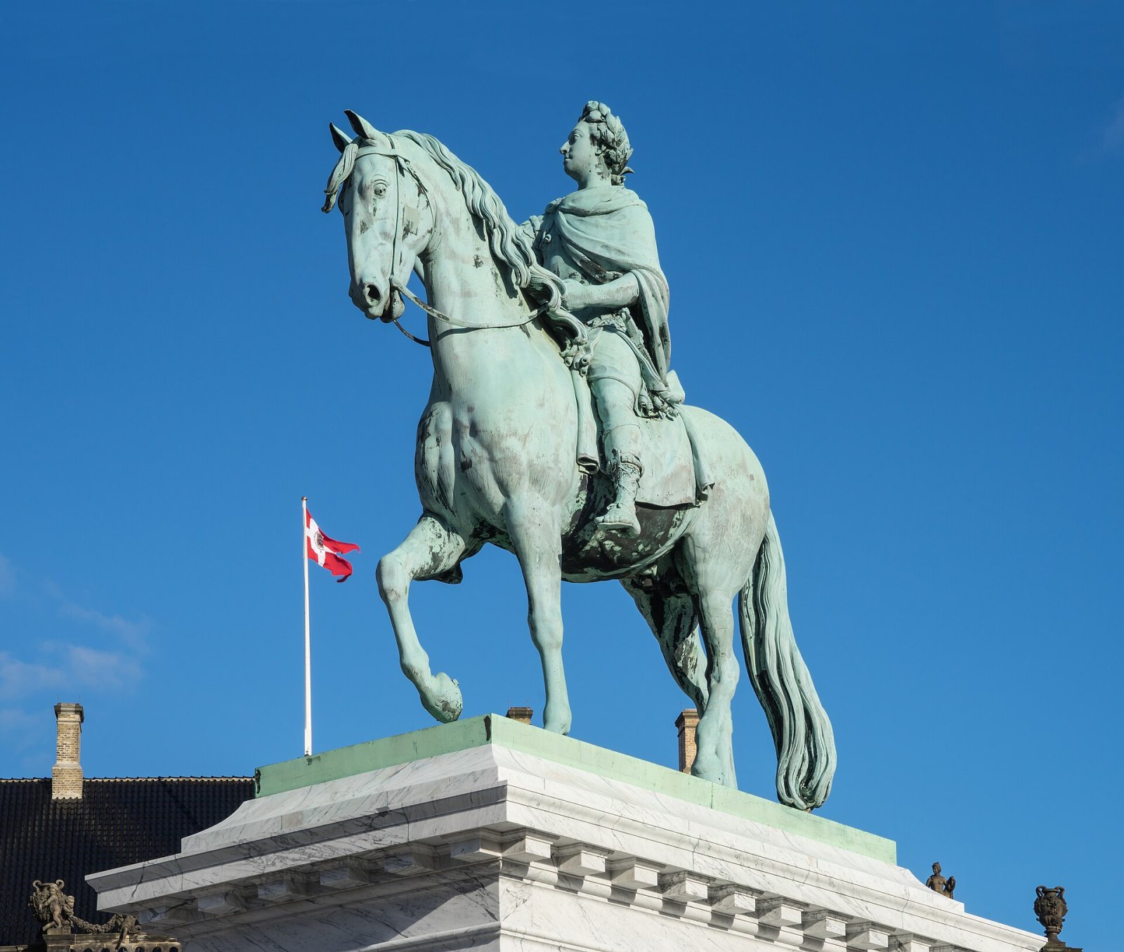 Descubriendo Frederik V: un rincón de cultura danesa - Amalienborg Slotsplads 6 | Secret World Trip Planner