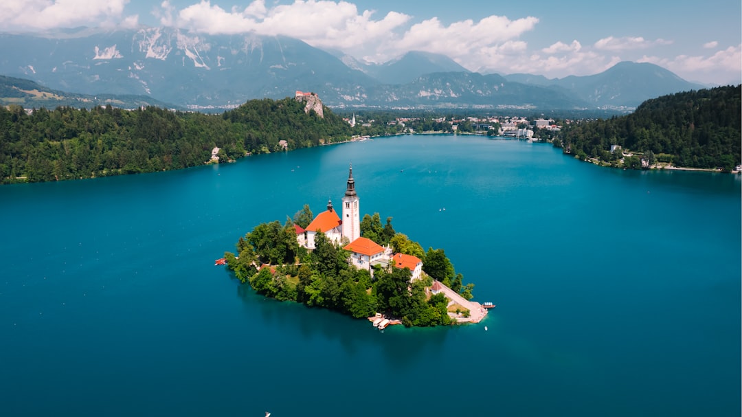 マラ・オソイニカ：ブレッドの絶景パラダイス - Ljubljanska cesta 8 | Secret World Trip Planner