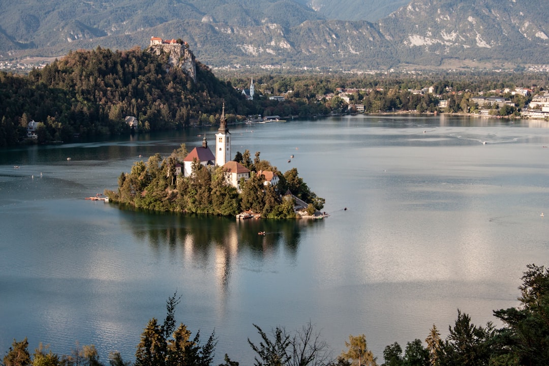 マラ・オソイニカ：ブレッドの絶景パラダイス - Ljubljanska cesta 8 | Secret World Trip Planner