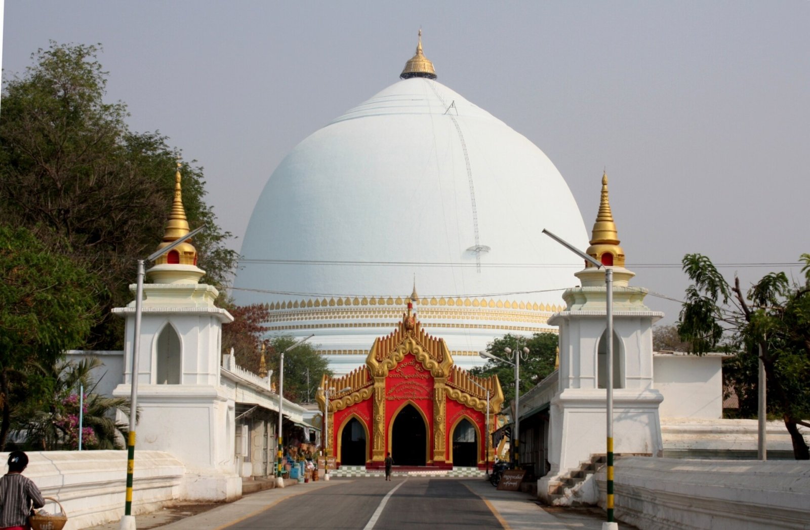 Descubre la Pagoda Kaunghmudaw: joya cultural de Myanmar - စစ်ကိုင်းမြို့ | Secret World Trip Planner