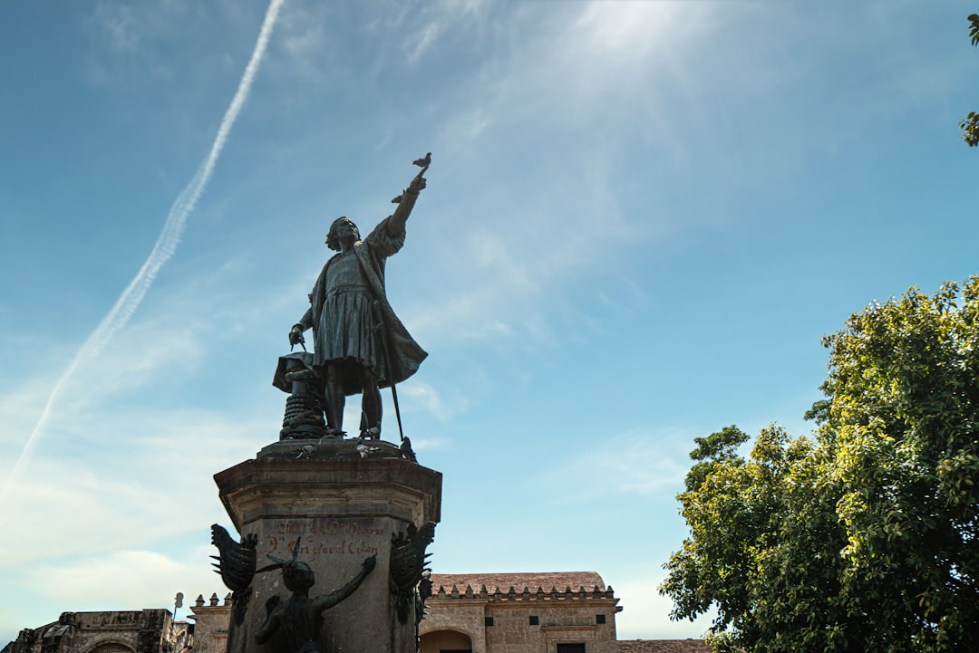 Entdecke die verborgenen Wunder des Columbus Parks - C. Isabel La Católica | Secret World Trip Planner