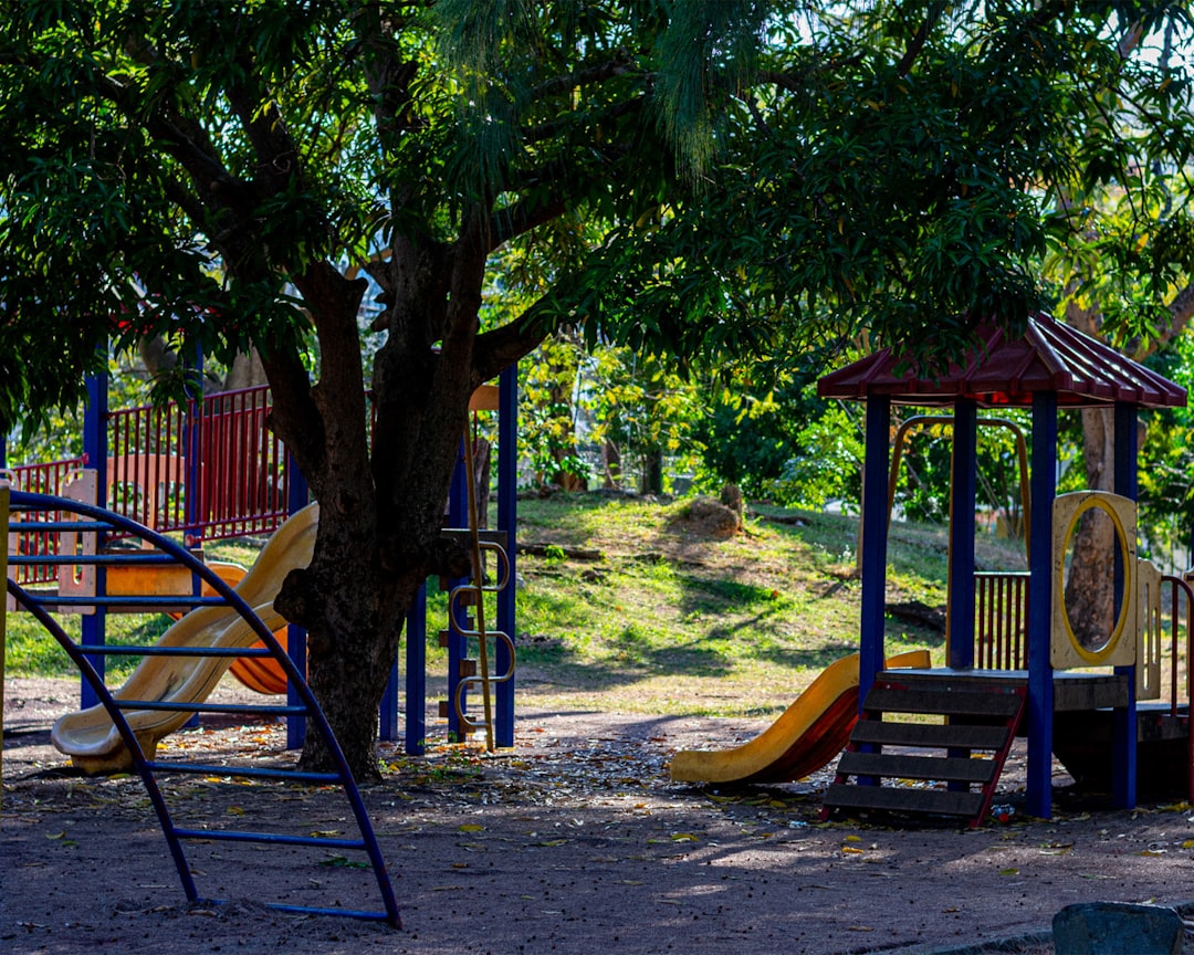 Entdecke die verborgenen Wunder des Columbus Parks - C. Isabel La Católica | Secret World Trip Planner