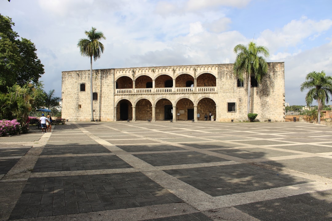 Descubre las maravillas ocultas de Columbus Park - C. Isabel La Católica | Secret World Trip Planner