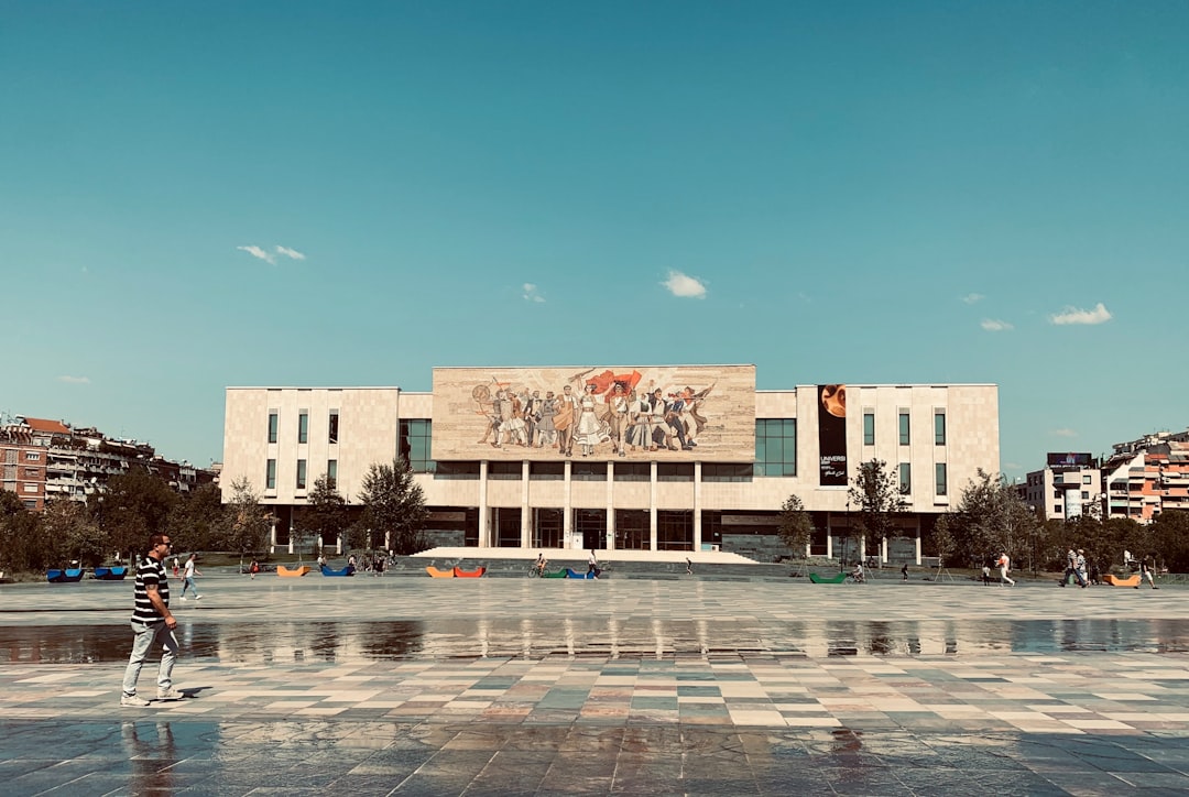티라나 군사 박물관 방문: 역사 속 여행 - Tiranë | Secret World Trip Planner