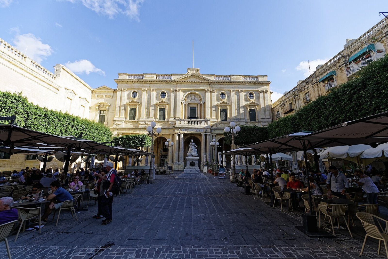 Descubre la pintura Queen Victoria en Malta: un viaje a la historia - Republic St | Secret World Trip Planner