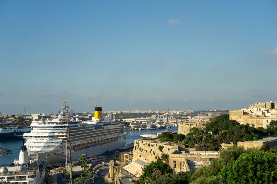 Descubre la pintura Queen Victoria en Malta: un viaje a la historia - Republic St | Secret World Trip Planner