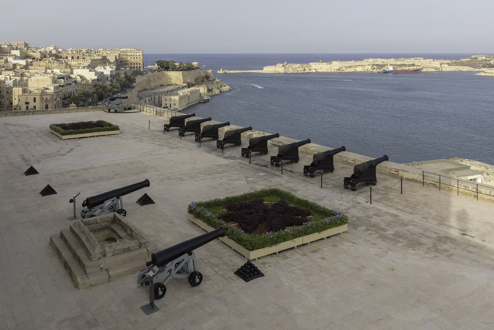 Descubra a Bateria do Saúdo em Valletta, Malta - Lascaris | Secret World Trip Planner