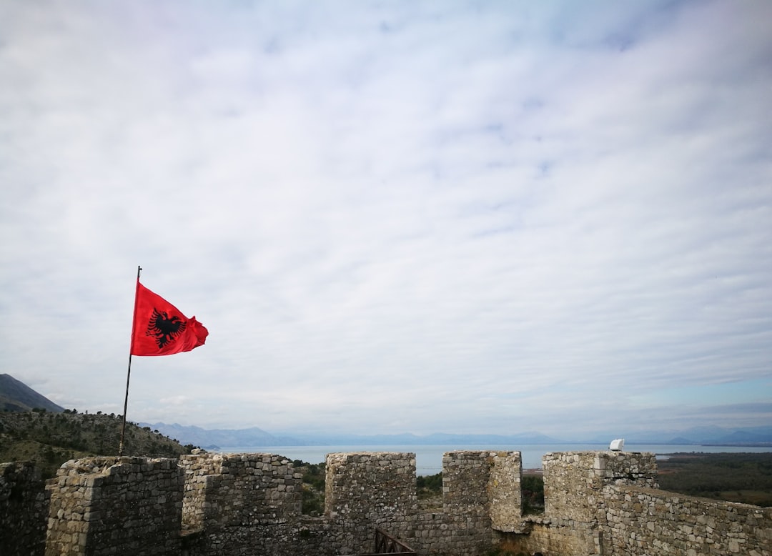 Kisha Trikonkeshë : Un bijou culturel de l'Albanie - Ura e Shtrenjtë | Secret World Trip Planner