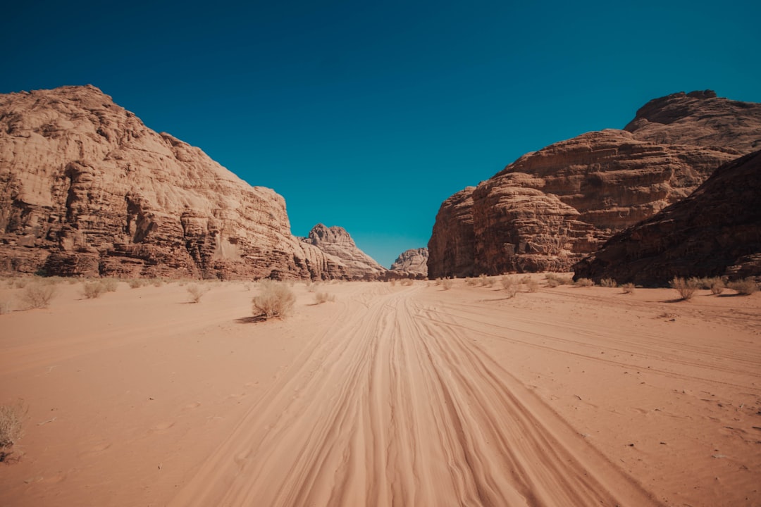 Canyon de Khazali : inscriptions nabatéennes à Wadi Rum - GC9F+GP7 Area protetta Wadi Rum | Secret World Trip Planner