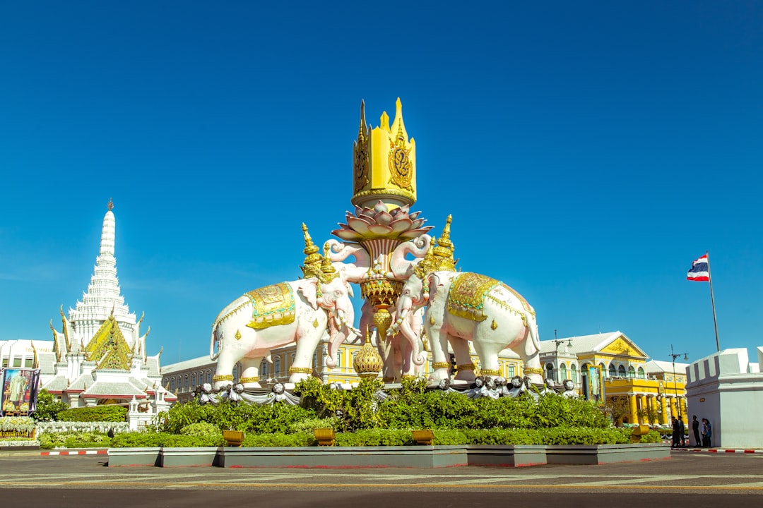 Узнайте о Монументе Двух Королей в Таиланде: символ культуры - Pathum Wan | Secret World Trip Planner