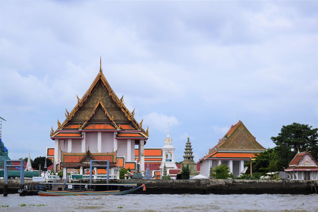 Descubre Wat Salut: una joya cultural en Tailandia - Bang Phli District | Secret World Trip Planner