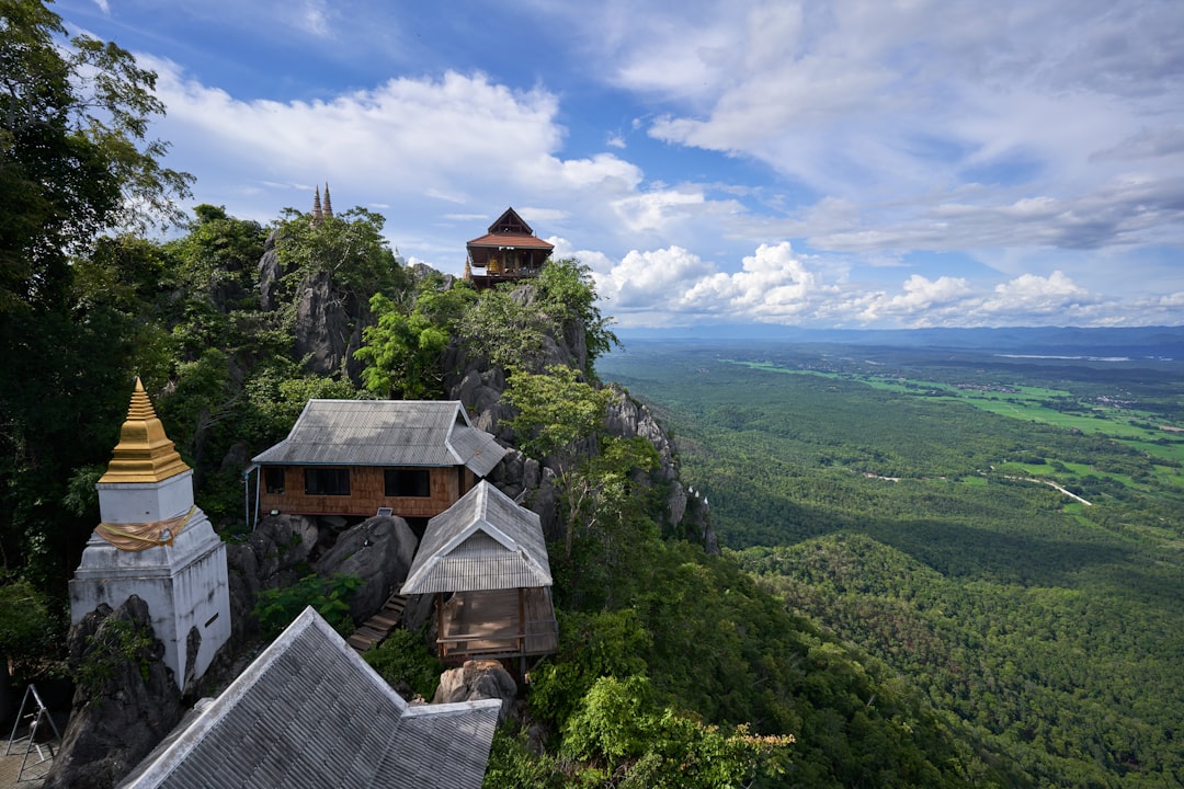 Entdecken Sie Wat Phu Tok: ein kulturelles Juwel in Thailand - Si Wilai District | Secret World Trip Planner