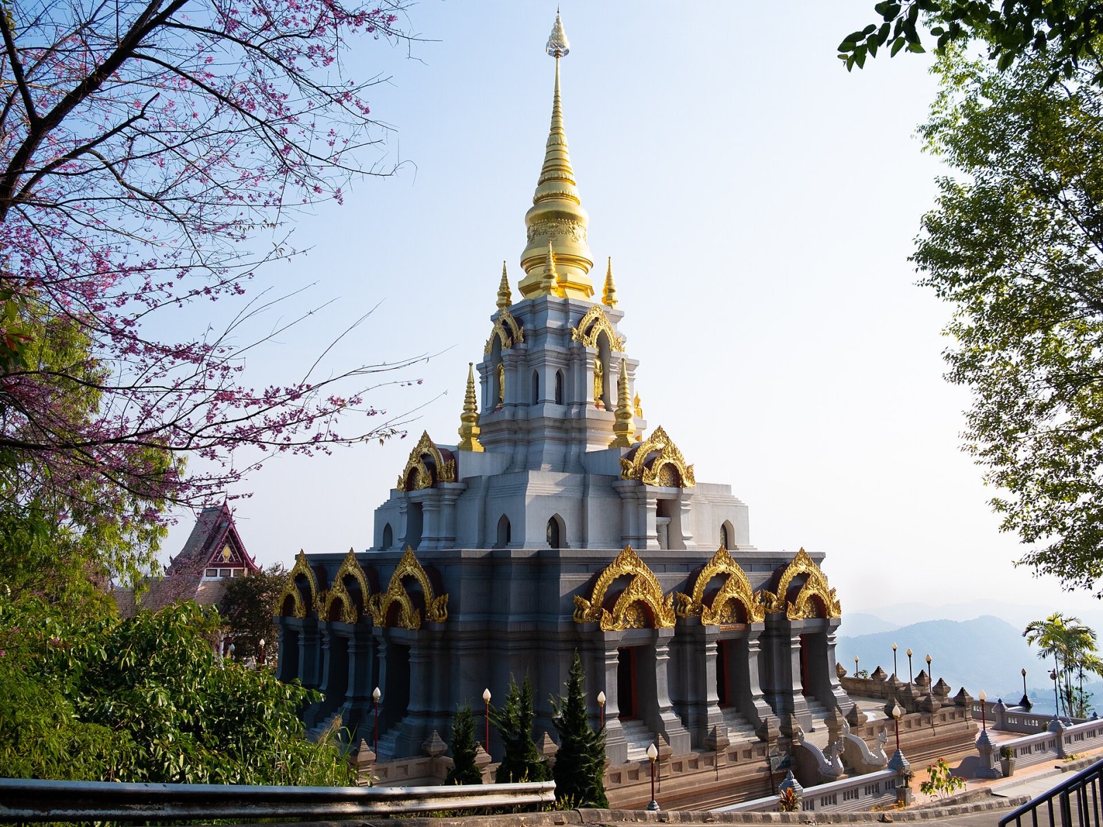 Wat Santikhiri entdecken: Ein kultureller Ort in Thailand - Mae Fa Luang District | Secret World Trip Planner