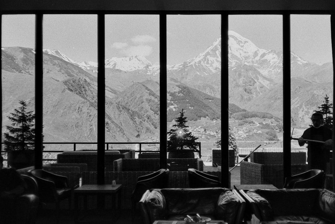 Kazbegi: Panoramablick auf den Kazbek und die Gergeti-Kirche - st. II turn | Secret World Trip Planner