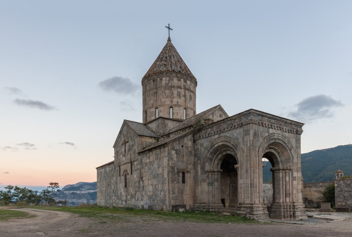 Monasterio de Tatev: joya medieval en el abismo armenio - H45 | Secret World Trip Planner