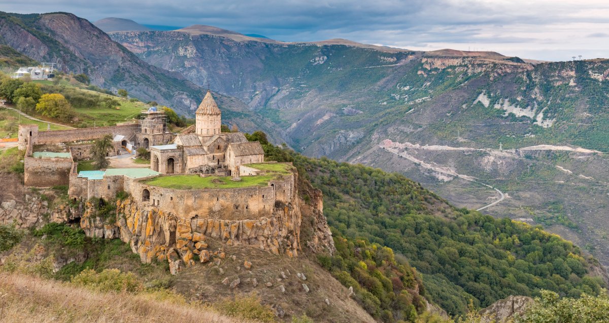 Monasterio de Tatev: joya medieval en el abismo armenio - H45 | Secret World Trip Planner